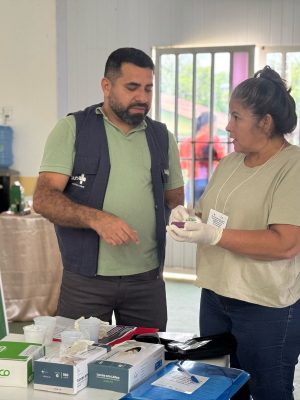 Visando o avanço da implantação gradual da tafenoquina como medicamento antimalárico que reduz o tempo de tratamento da doença, a Fundação de Vigilância em Saúde do Amazonas (FVS-RCP), da Secretaria de Estado de Saúde (SES-AM), realiza, até quarta-feira (19), em parcerias com outras autoridades de saúde, treinamentos para o uso do teste de G6PD, pré-requisito para o uso da medicação, no Alto Solimões.